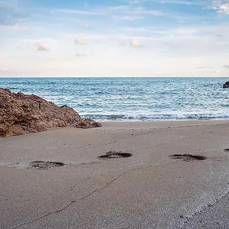 Modern Den アパート *